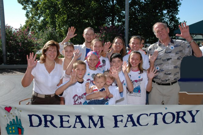 Gravois Kiwanis and St Louis Photographers help the Dream Factory